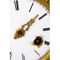 Kominkowy złocony zegar z brązu, z dekoracją figuralną i eklektycznymi ornamentami